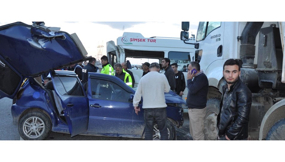 Yozgat'ta servis minibüsüyle otomobil çarpıştı: 3 ölü