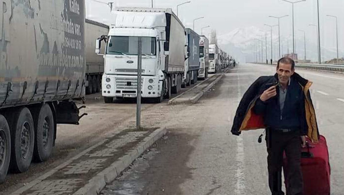 Doğubayazıt'ta 30 kilometrelik TIR kuyruğu uzamaya devam ediyor Doğubayazıt'ta 30 kilometrelik TIR kuyruğu uzamaya devam ediyor