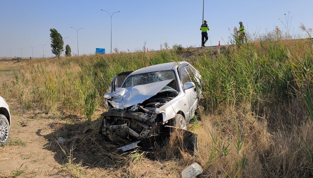 Otomobil polis aracına çarptı