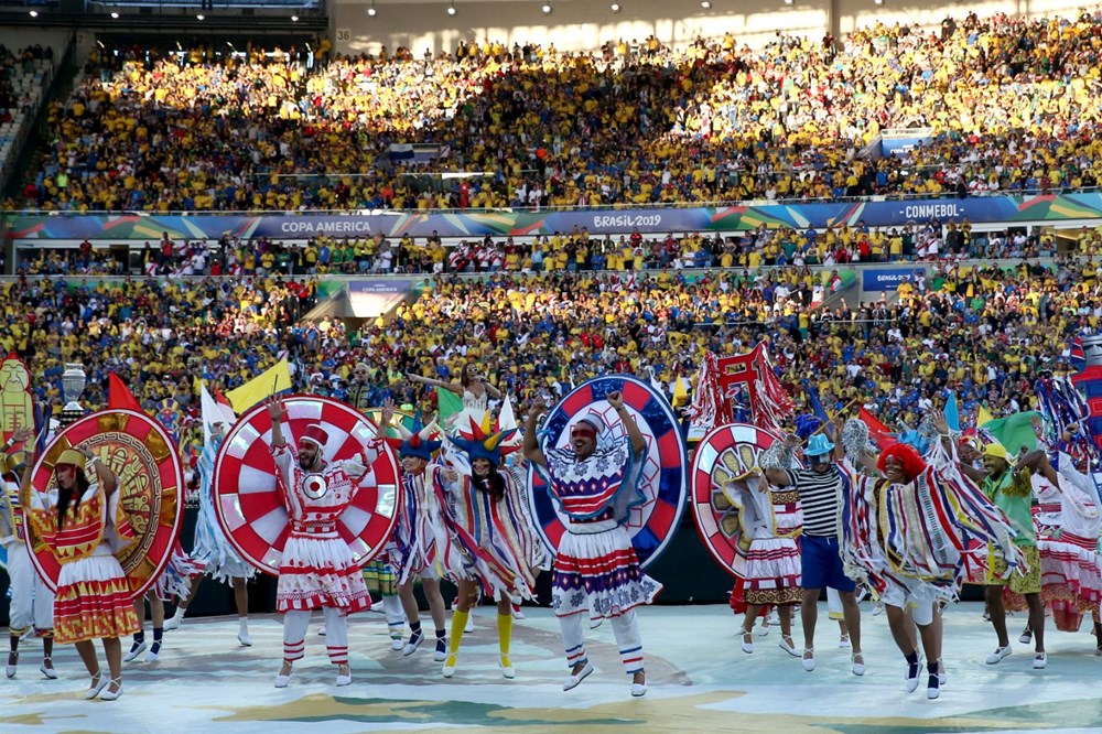 Anitta ve Pedro Capo Kupa Amerika'da sahnede (Brezilya-Peru tribünlerinde karnaval) - 1