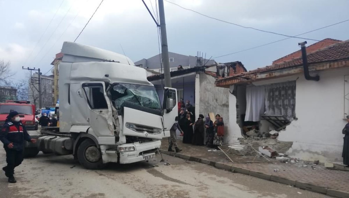 Bursa'da TIR evin duvarını yıktı