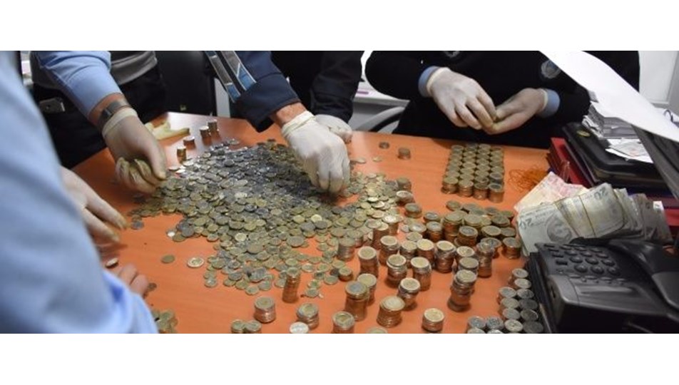 Dilencinin ceplerinden yüzlerce madeni para çıktı