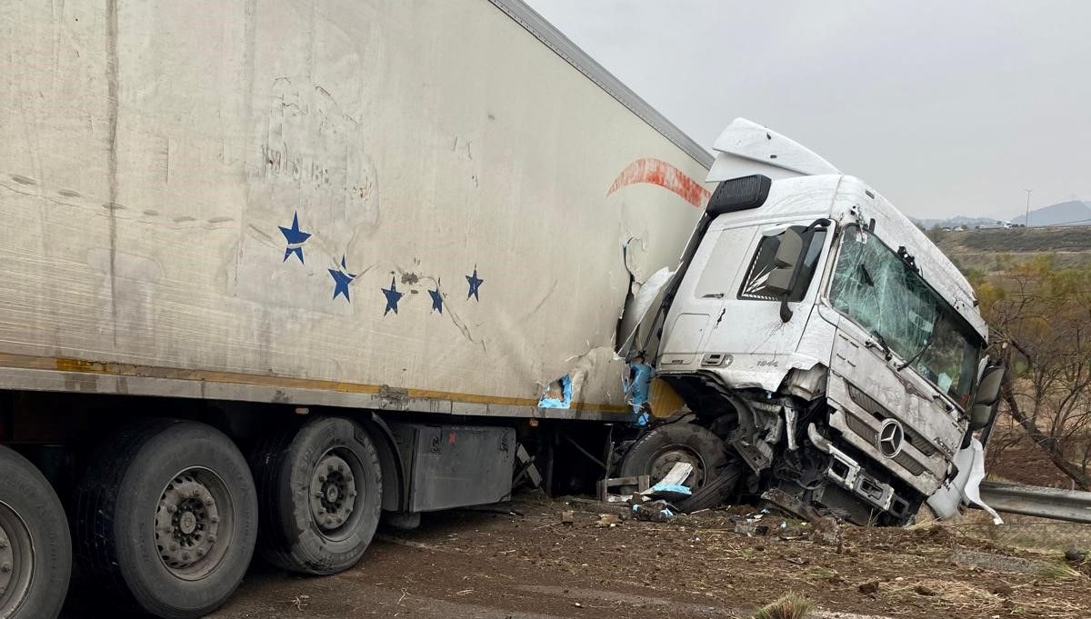 Otoyolda kontrolden çıkan TIR kaza yaptı Otoyolda kontrolden çıkan TIR kaza yaptı