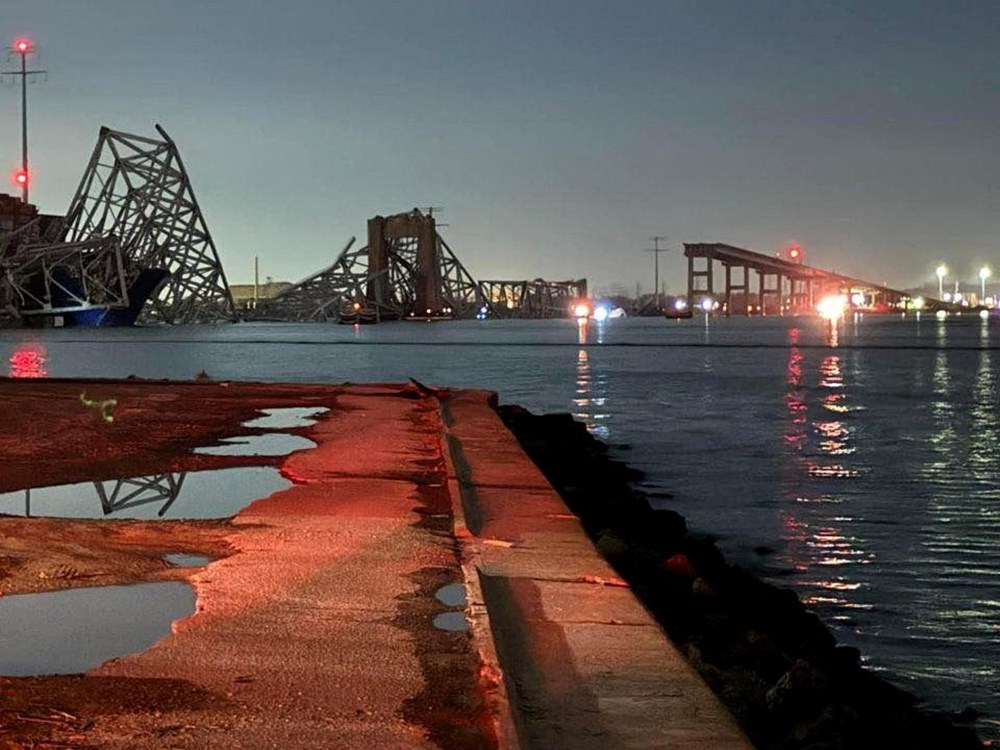 ABD'de kargo gemisi köprüyü yıktı: Araçlar suya düştü - 6