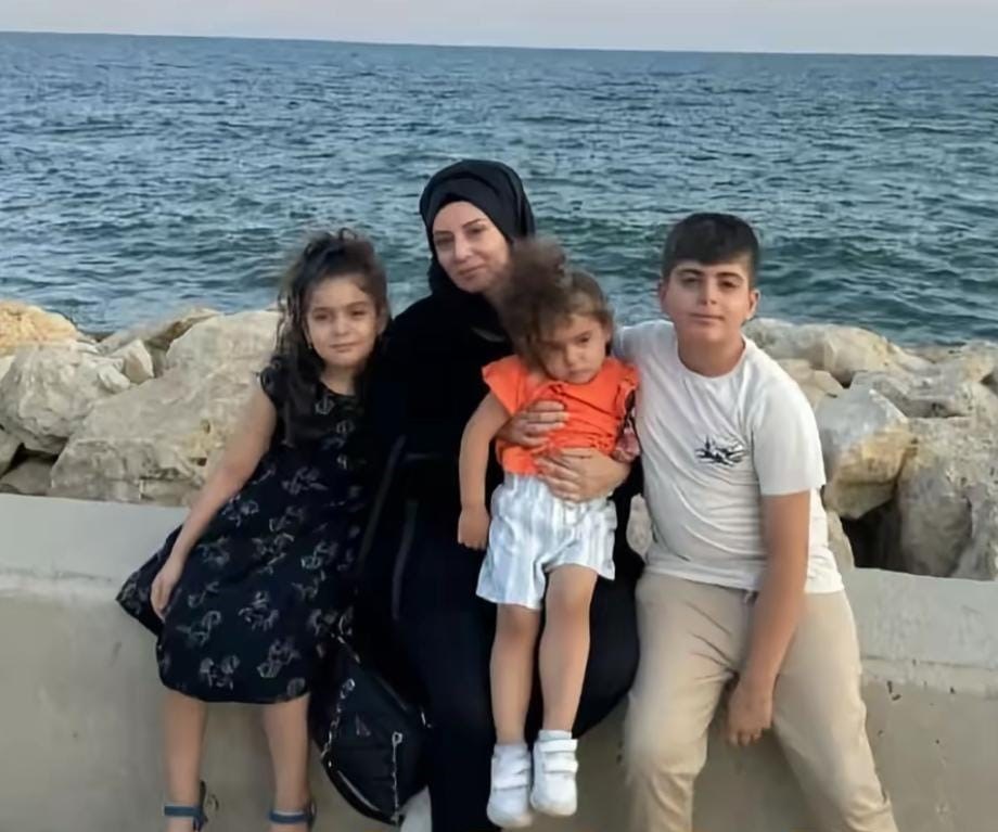 Soldan sağa: Zeynep, anne Bircan, Elif, Yunus Emre