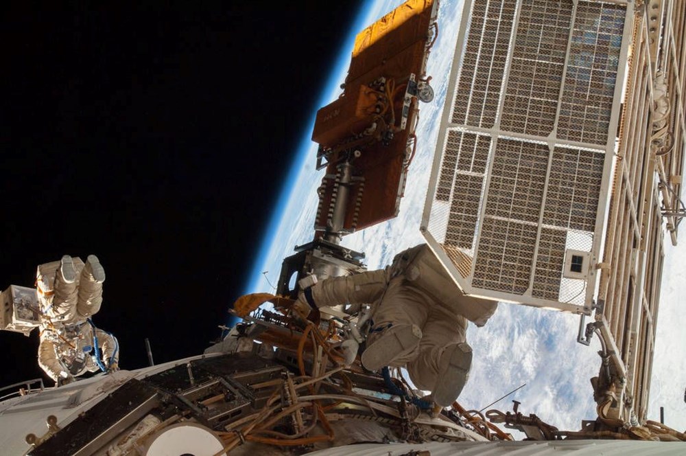 Uzay'da büyük tehlike: Giysisi bozulan kozmonotun yürüyüşü bitirildi - 2