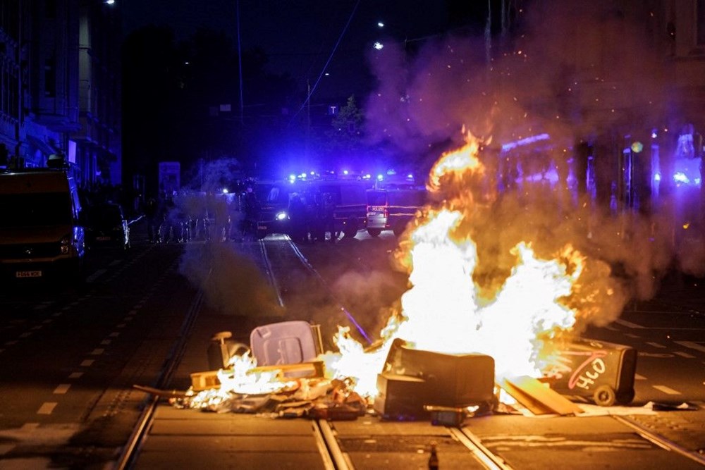 Almanya'da sokaklar karıştı: Barikatlar kuruldu, ateşler yakıldı - 2