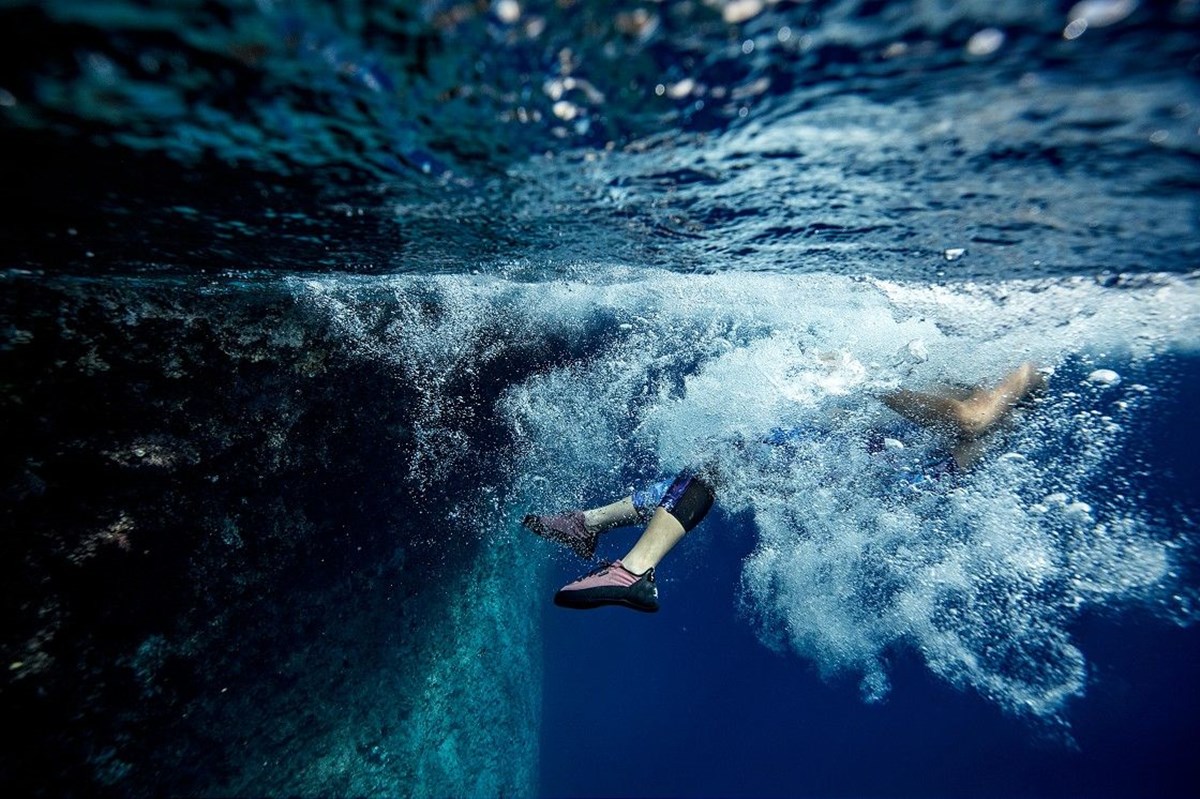 Deep water перевод. Глубокие воды. Deep Water (дип Ватер). Вода была Глубока. Глубокие воды 2022.