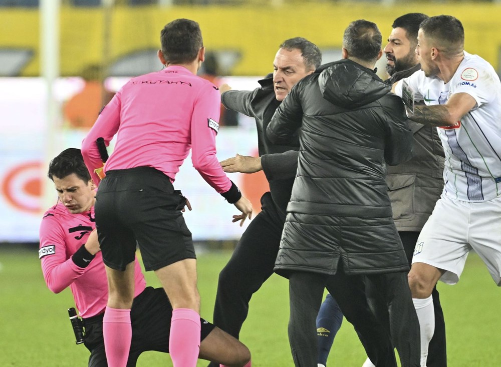 MKE Ankaragücü Kulübü Başkanı Faruk Koca hakem Halil Umut Meler'e yumruk attı - 8