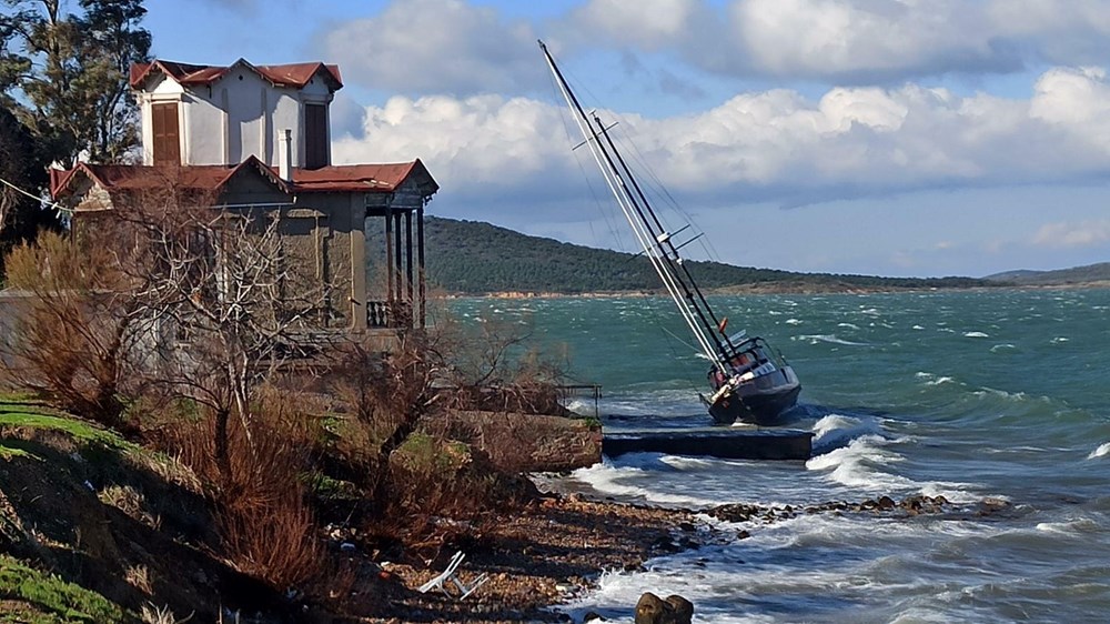 Ayvalık'ta fırtına: Yelkenli tekne karaya oturdu - 2