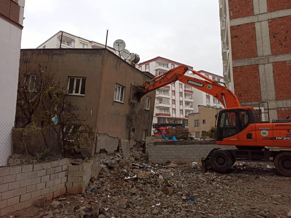 Yan yatan bina iş makineleriyle tutuldu - 5