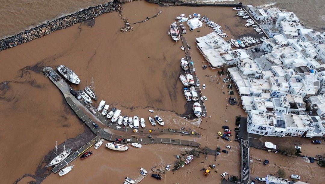 Şiddetli yağış Yunan adalarını vurdu: Sel otomobilleri sürükledi!