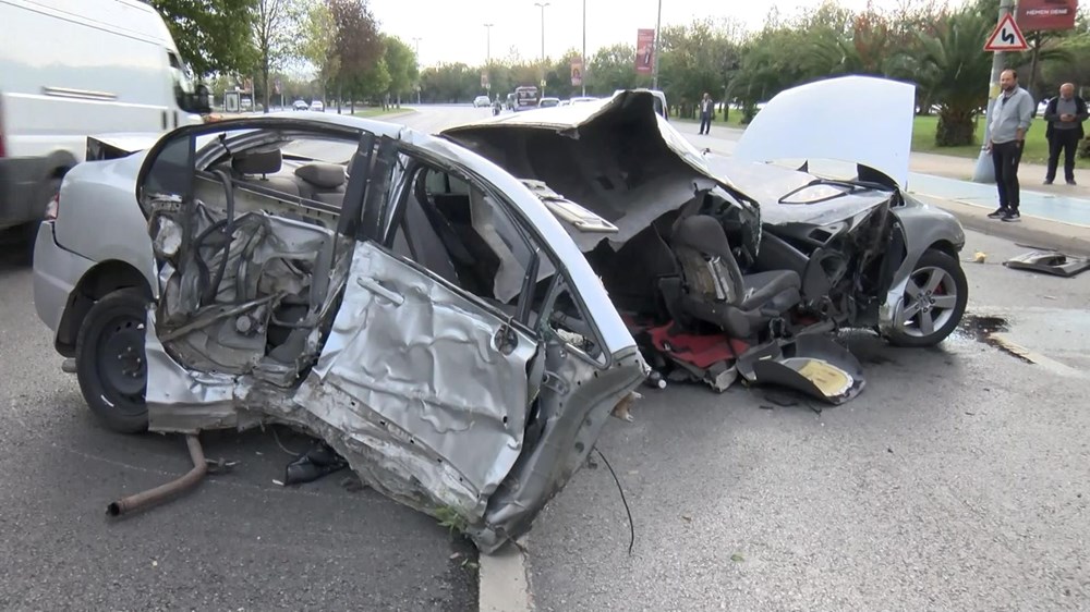 İkiye bölünen araçtan sağ kurtuldu - 1