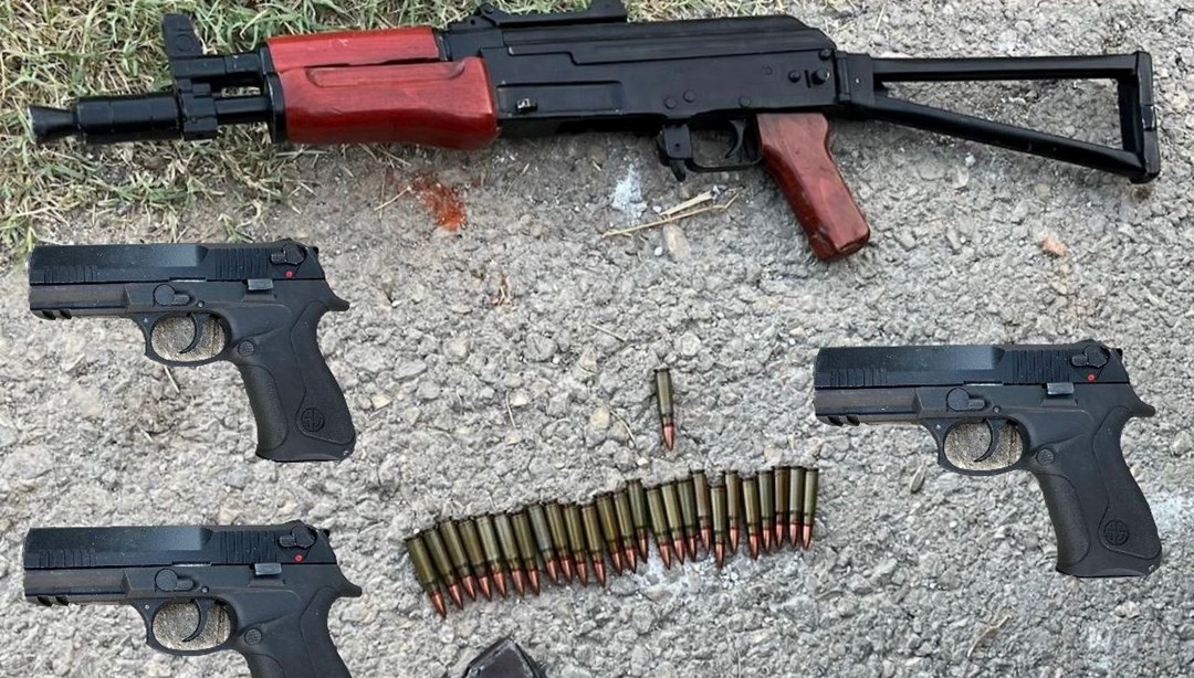Polisten kaçan şüphelilerin aracından cephanelik çıktı