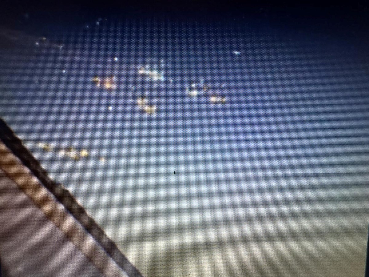Patlayan Spacex roketinin parçaları uçakların üzerine yağdı. Uçaklar geri döndü Patlayan Spacex roketinin parçaları uçakların üzerine yağdı. Uçaklar geri döndü