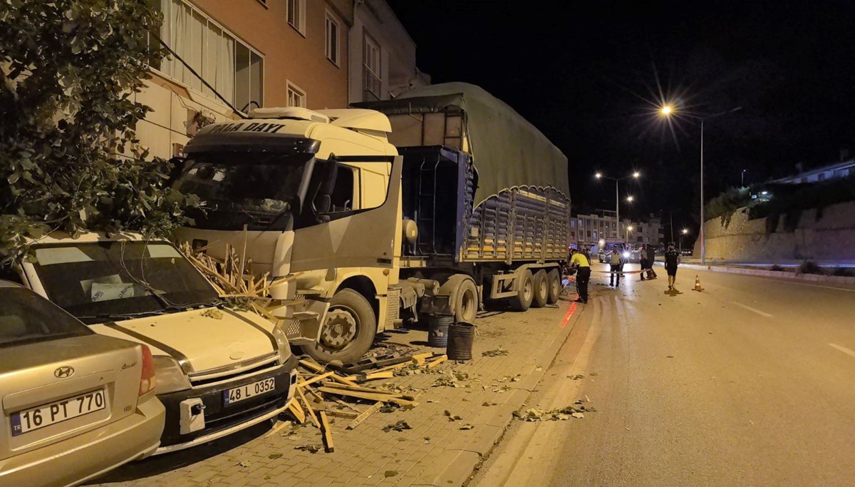 Freni boşalan tır dehşet saçtı Freni boşalan tır dehşet saçtı