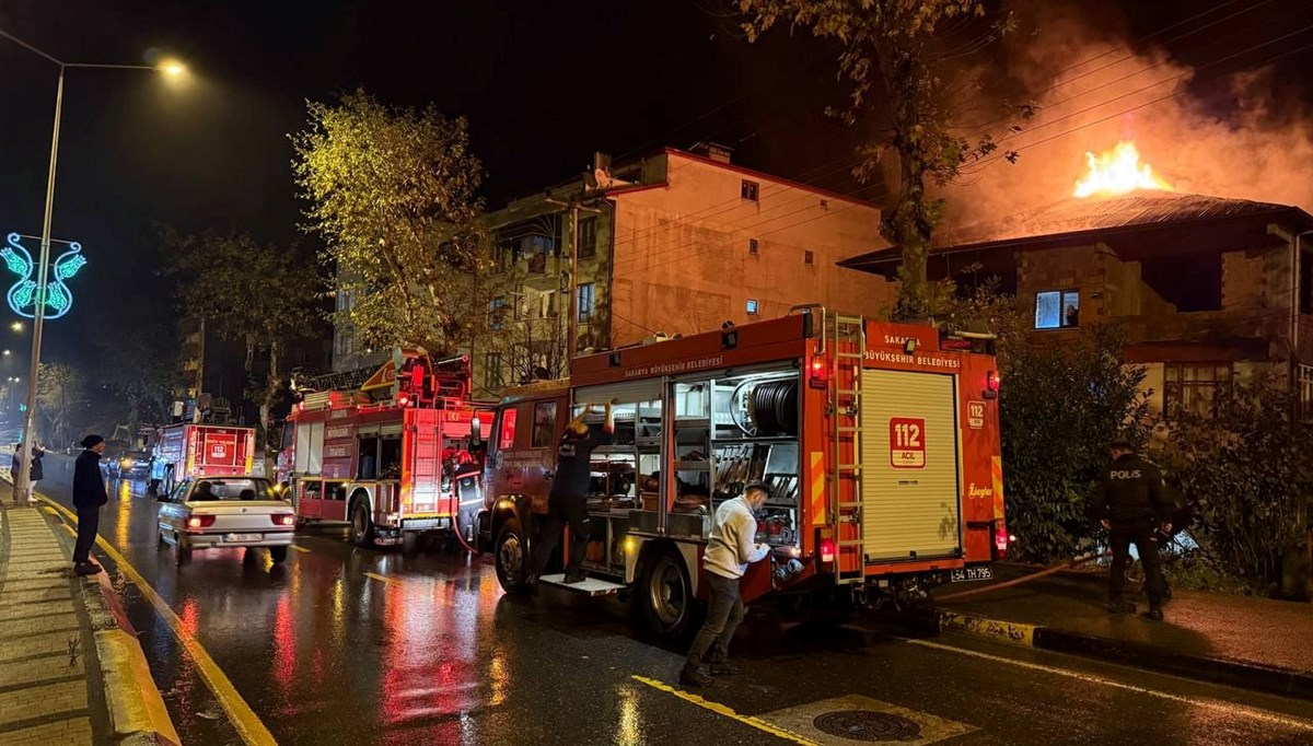Sakarya'da üç katlı binanın çatısında yangın Sakarya'da üç katlı binanın çatısında yangın