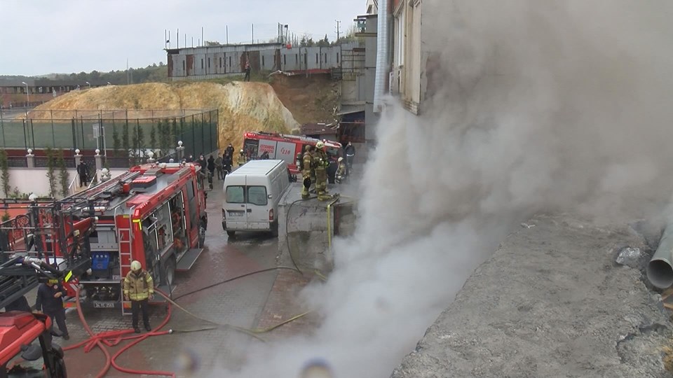 Arnavutköy'de hırdavat deposunda yangın: 4 kişi hayatını kaybetti - 1