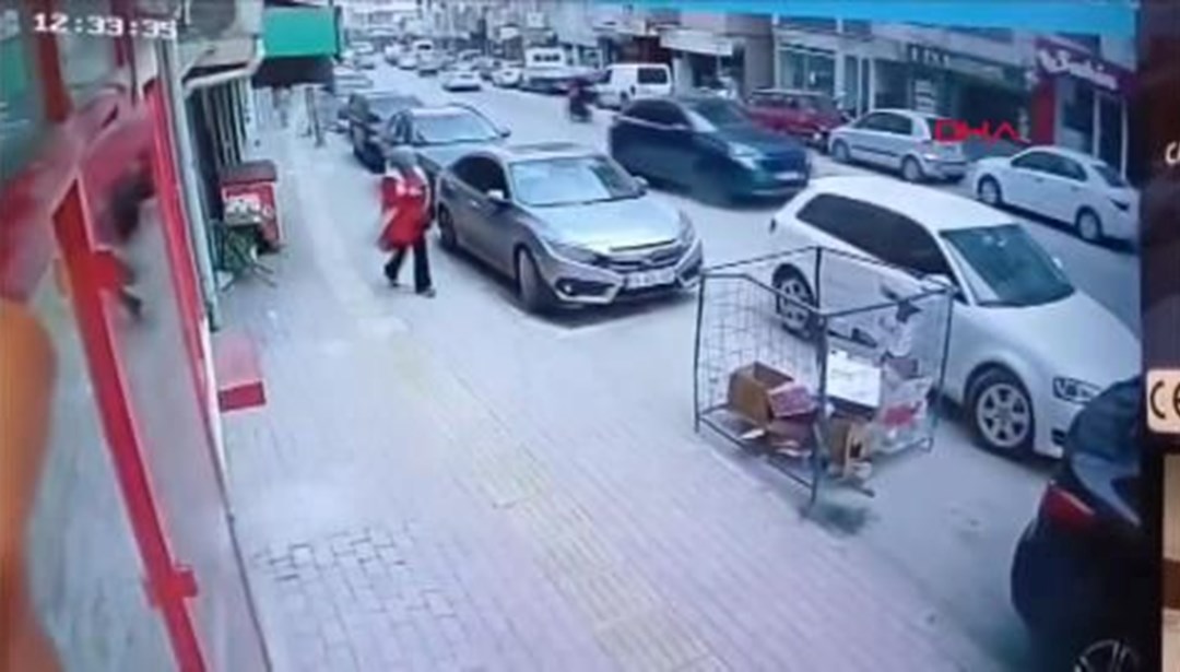 Çatıdan uçan sacın altında kalmaktan son anda kurtuldu