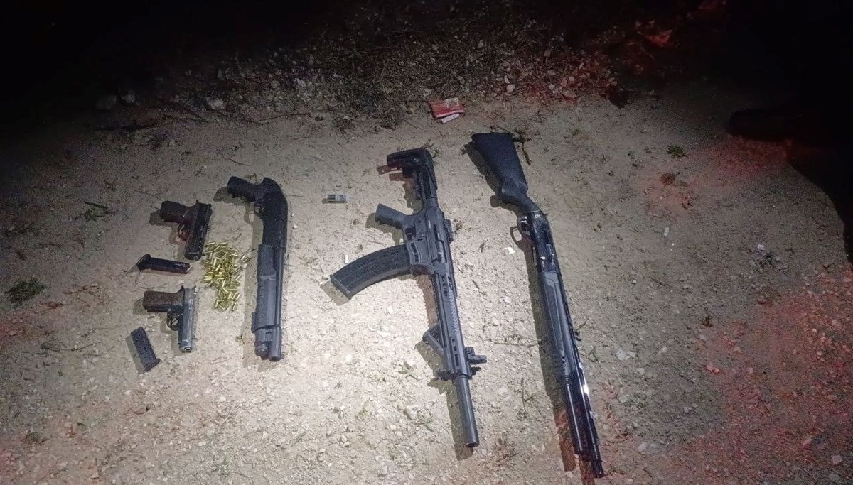 Şüphe üzerine durdurulan araçtan cephanelik çıktı Şüphe üzerine durdurulan araçtan cephanelik çıktı