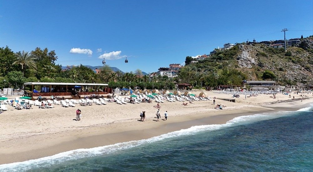 Güneşli havayı gören plajları doldurdu: Denizin keyfini çıkardılar - 6