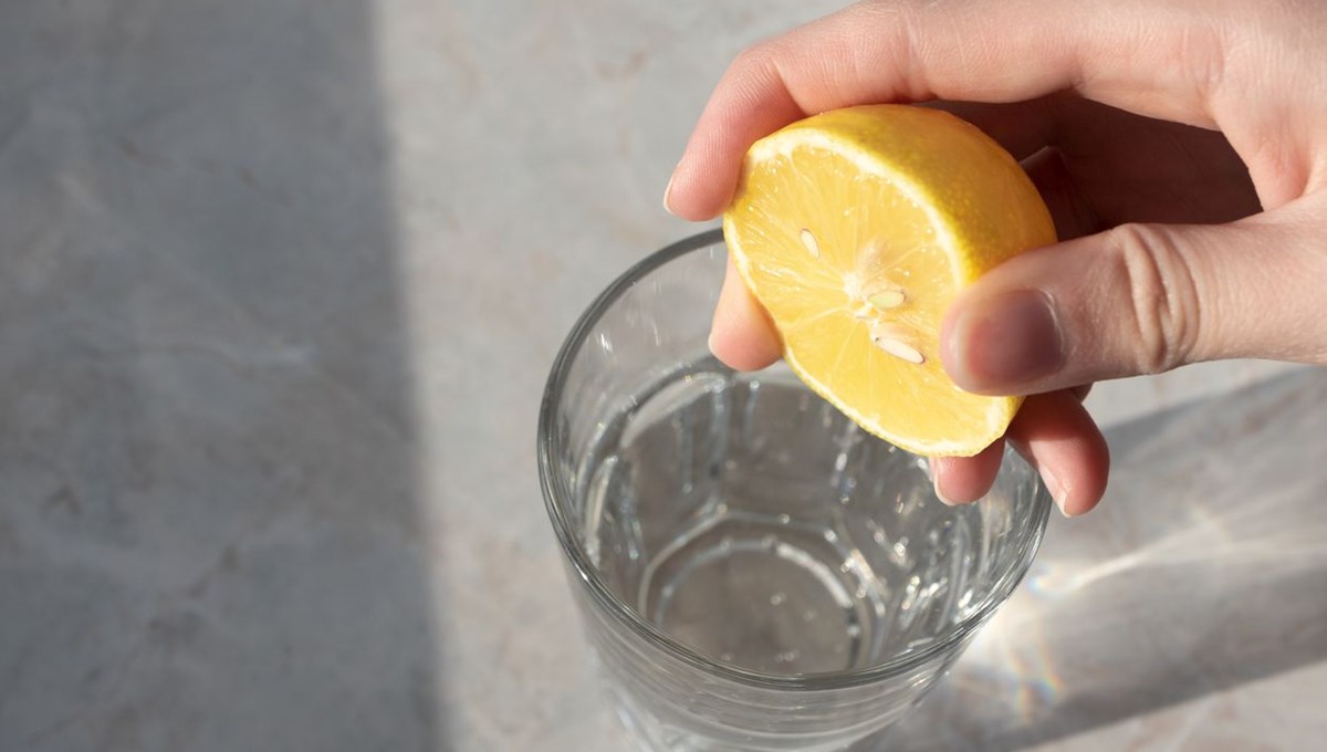 Aç karnına ılık limonlu su içince neler olur? Meğer bu 7 etkiye sahipmiş