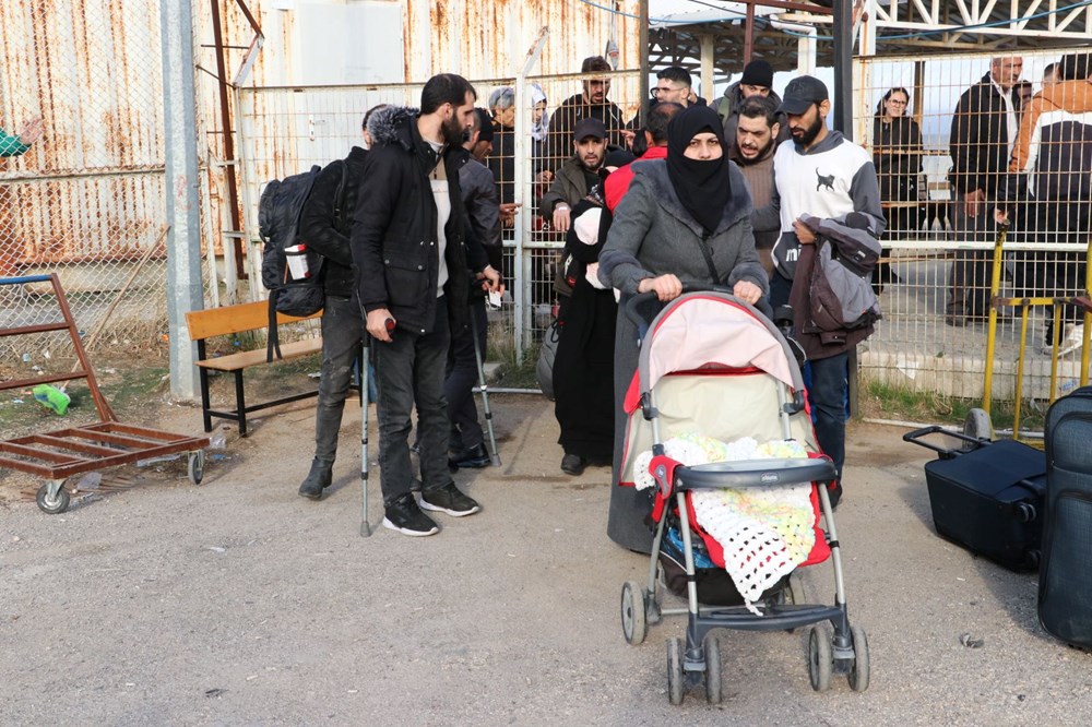 Suriyelilerin
ülkelerine dönüşü için yeni adım: Arabalar ve ziynet eşyalarının sınırdan geçişine
kolaylık - 10