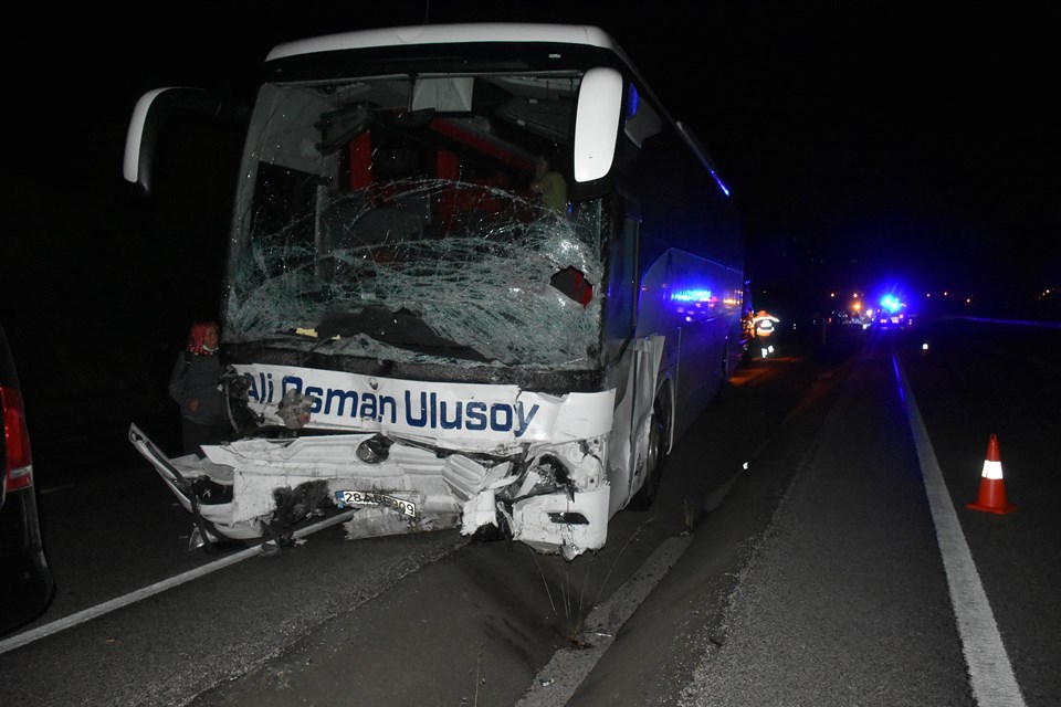 Yolcu otobüsü ile otomobil kafa kafaya çarpıştı: 2 ölü, 16 yaralı - 2