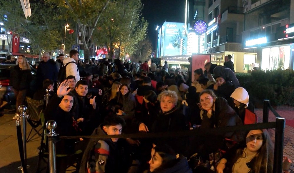 Kadıköy'de 10 bin liralık hediye kuyruğu! 12 saat önceden kuyruğa girdiler - 2