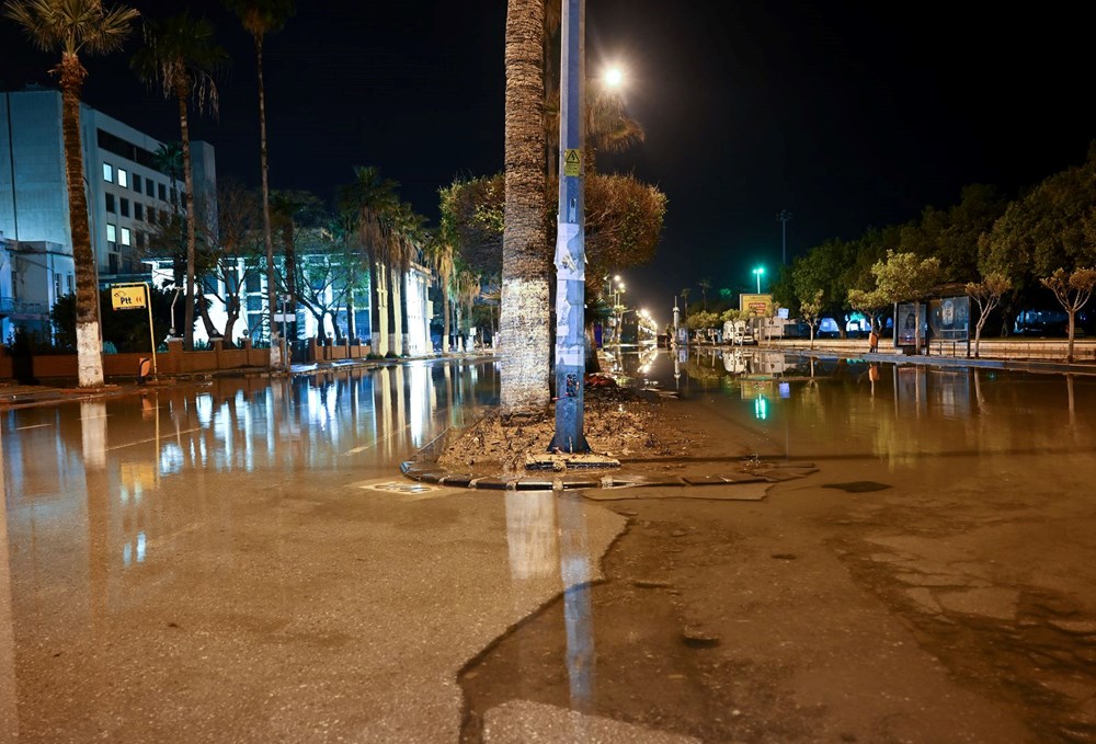 İskenderun'da deniz seviyesi yükseldi, caddeler su altına kaldı - 18