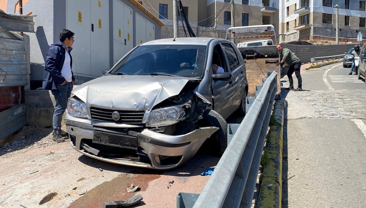 Freni boşalan otomobil araca çarptı Freni boşalan otomobil araca çarptı