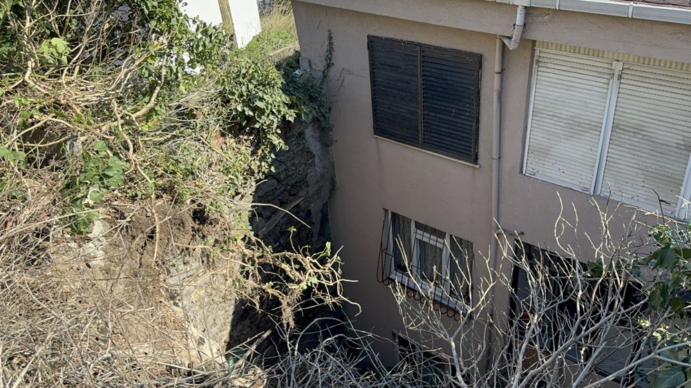 Beşiktaş'ta toprak kayması: Üç dairede hasar oluştu - 1