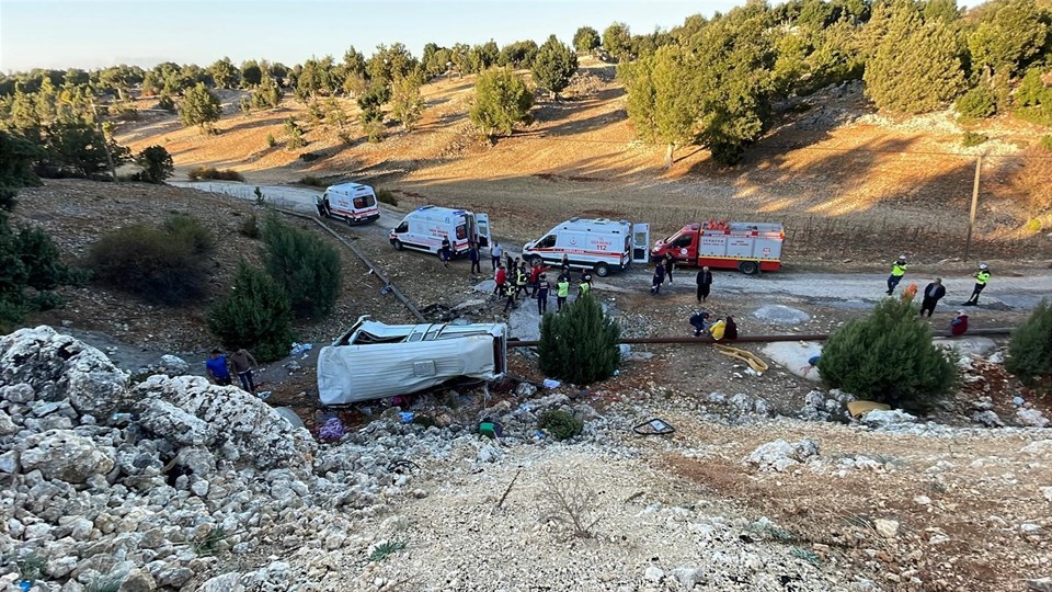 Mersin'de işçileri taşıyan servis kaza yaptı: Beş ölü, 14 yaralı - 1