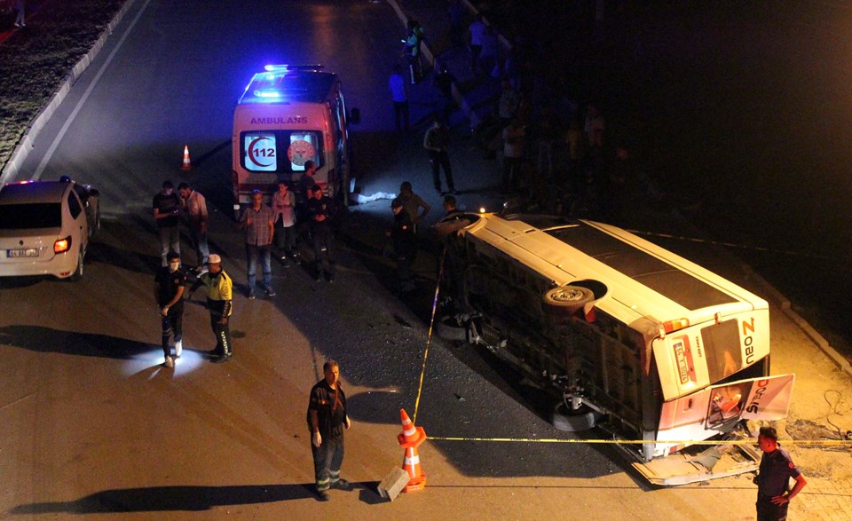 Uşak'ta tarım işçilerini taşıyan araç devrildi, 1 kişi öldü, 14 kişi yaralandı - 1