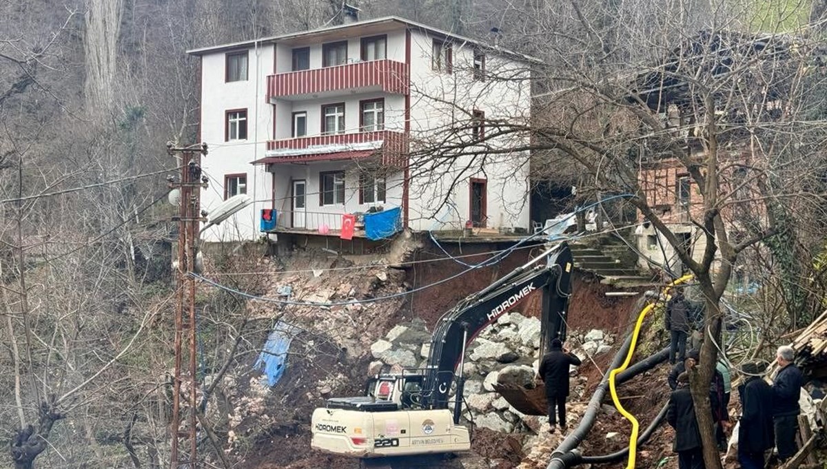 Artvin’de heyelandan dolayı 3 katlı bina tahliye edildi Artvin’de heyelandan dolayı 3 katlı bina tahliye edildi