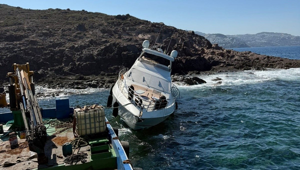 Bodrum'da motoryat, servis botuyla birlikte karaya vurdu