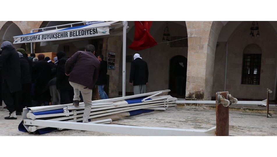 Cenaze namazı kılanların üstüne tente düştü: 3 yaralı
