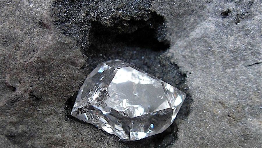 Dünyanın en büyük elmas madeninde yeni bir mineral bulundu: Bir buçuk milyar yıllık gizem çözülecek - 5