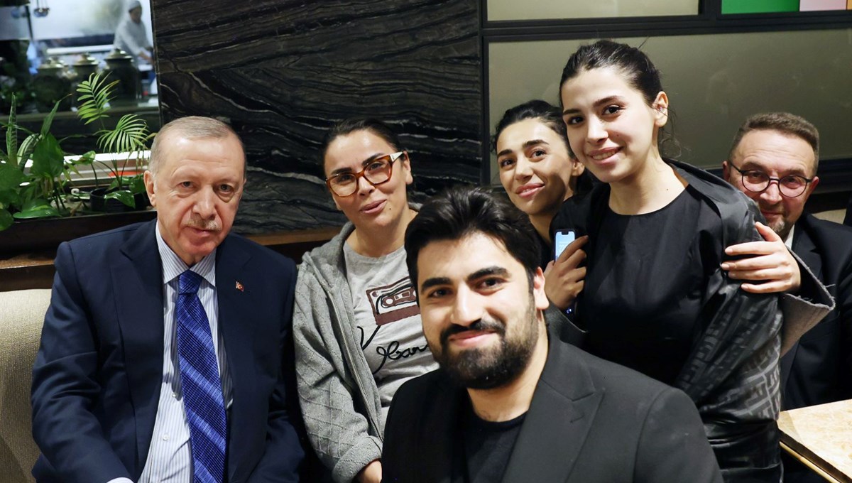 Cumhurbaşkanı Erdoğan'dan kafe sürprizi Cumhurbaşkanı Erdoğan'dan kafe sürprizi