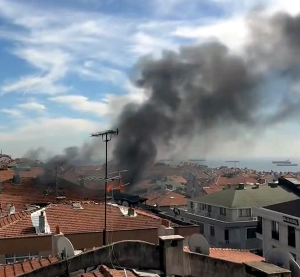 Avcılar'da çatı katı yangını - 1