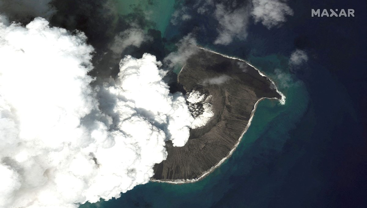 Tonga'da yaşanan felaket havadan görüntülendi