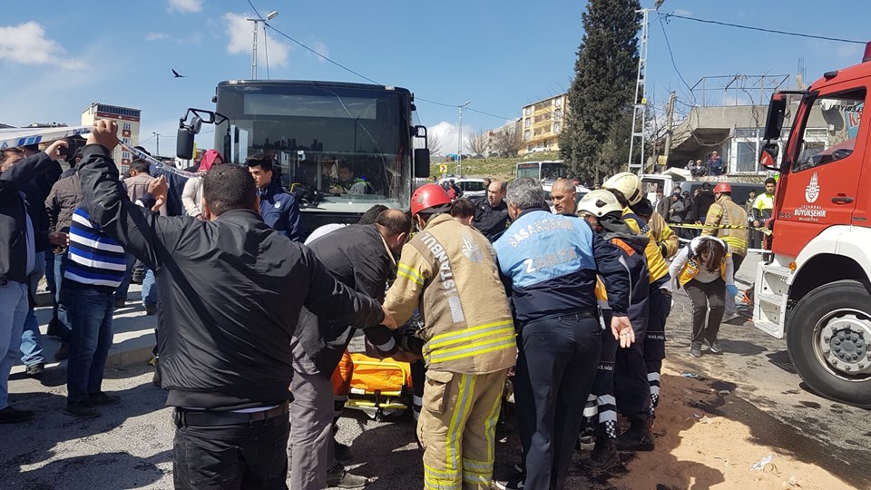 Başakşehir'de İETT otobüsü ile otomobil çarpıştı: 1 ölü, 8 yaralı - 1