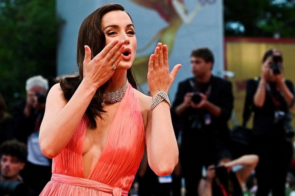 Ana de Armas: Marilyn Monroe'ya dönüşmem 3 saatimi aldı - 6