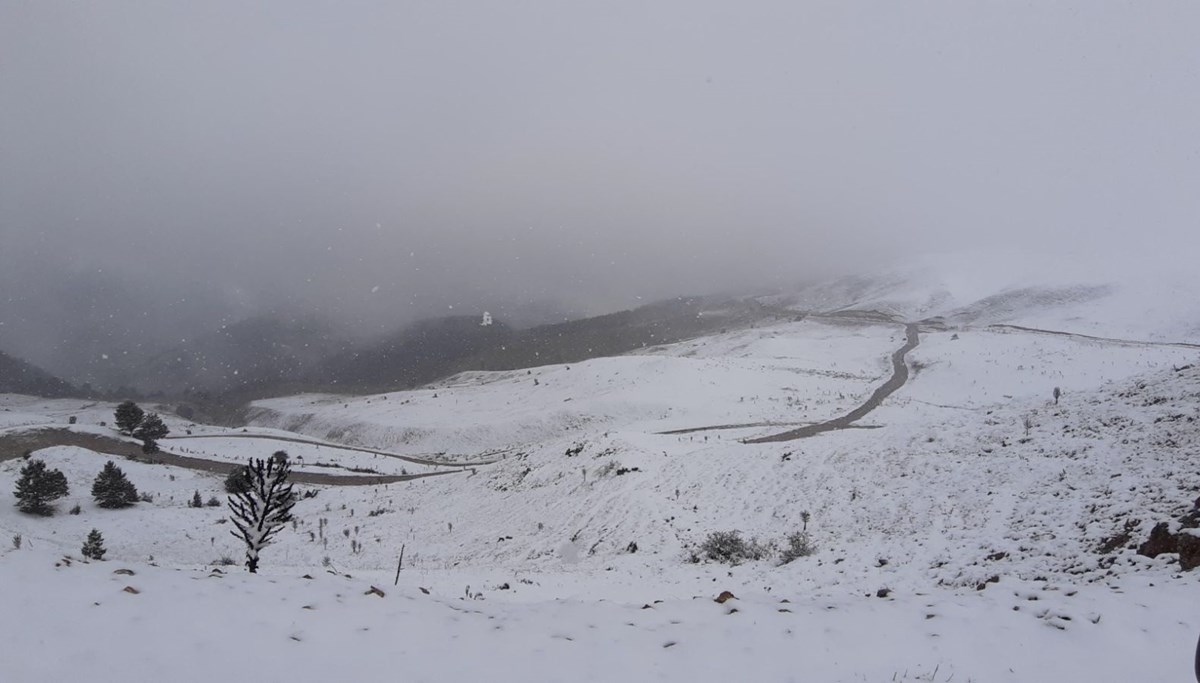 Bolu Dağı'nda sis: Yüksek kesimlerde kar etkili oldu