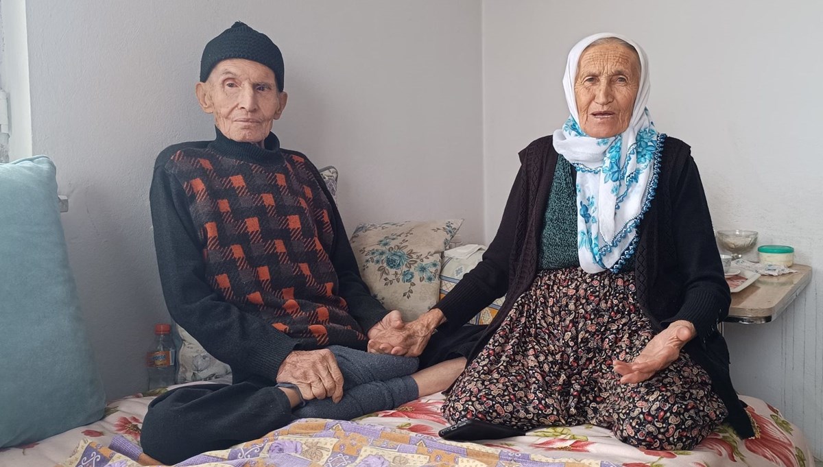 Eşine 60 yıldır sevgiyle bakıyor