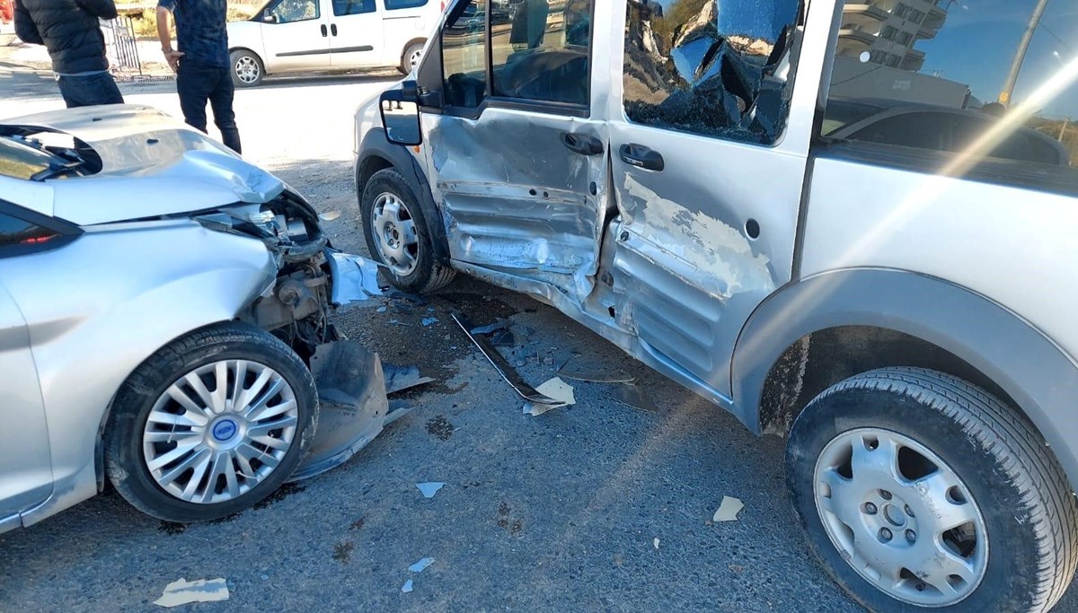 Otomobil ile hafif ticari araç çarpıştı: 2 yaralı Otomobil ile hafif ticari araç çarpıştı: 2 yaralı