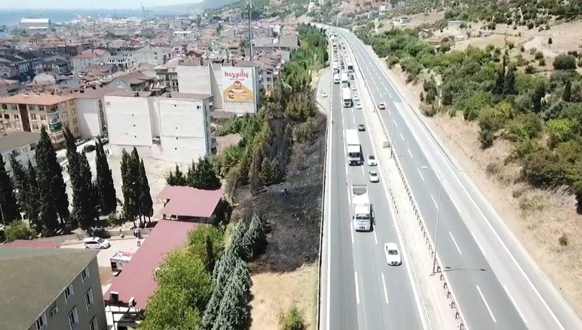 Otoyol kenarındaki ağaçlar yandı: Trafik kısa süre durdu Otoyol kenarındaki ağaçlar yandı: Trafik kısa süre durdu