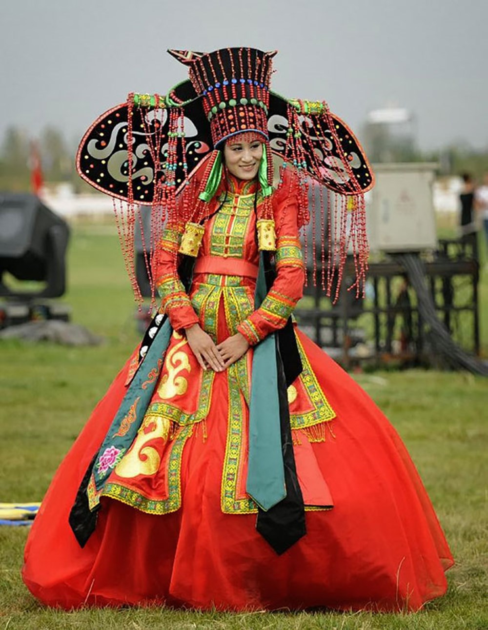 Национальная одежда страны. Монгольский дээл. Монгольский женский костюм. Монгольский народный костюм. Монгольский свадебный наряд.