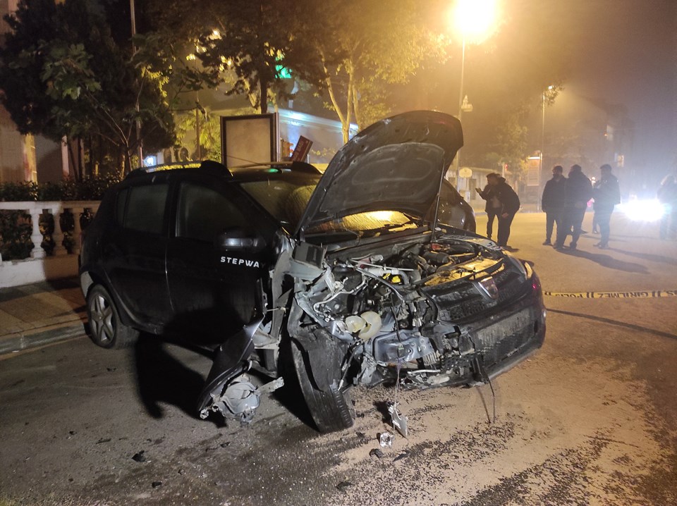 Üsküdar'da ters yöne giren otomobil 6 araca çarparak durabildi - 1