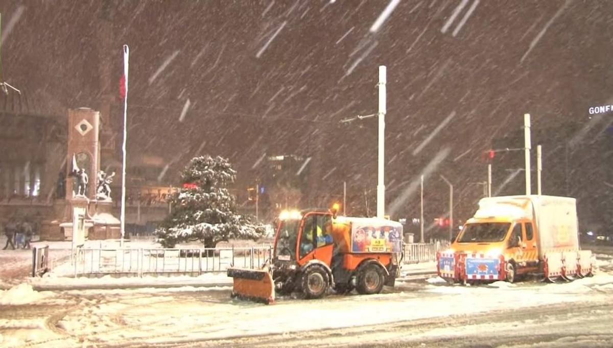 İstanbul'da kar yağışı gece de sürdü